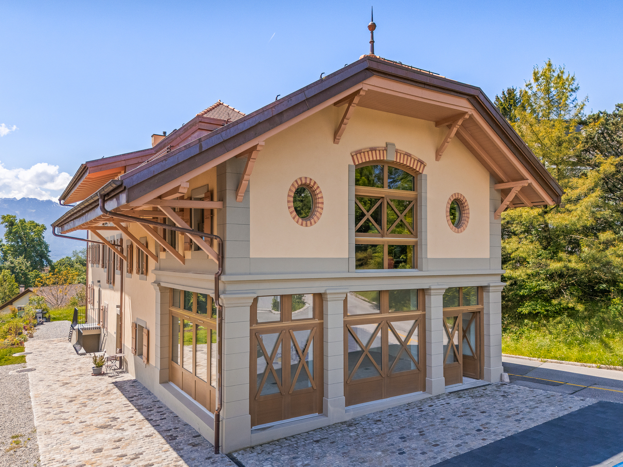 Rare! Undeniable charm for this surface in a green setting