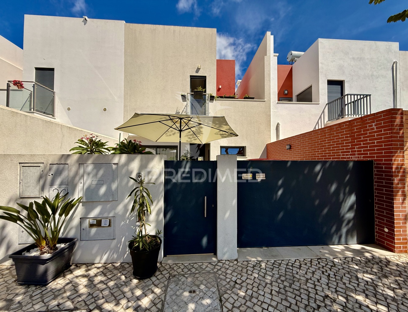 3 Bedroom Villa with Basement, Rooftop and Sea View – Olhão