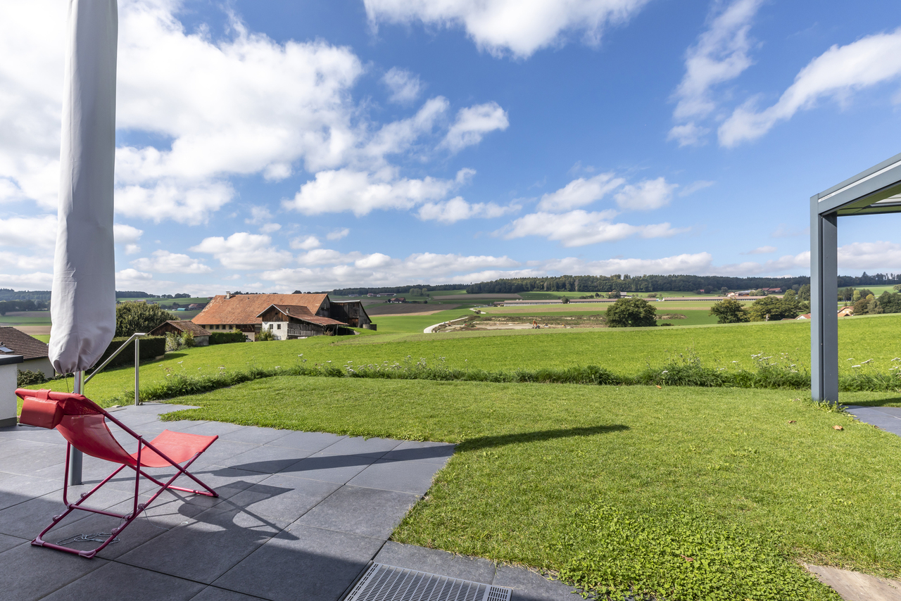 Splendid architect-designed villa of 5.5 rooms on the edge of an agricultural area