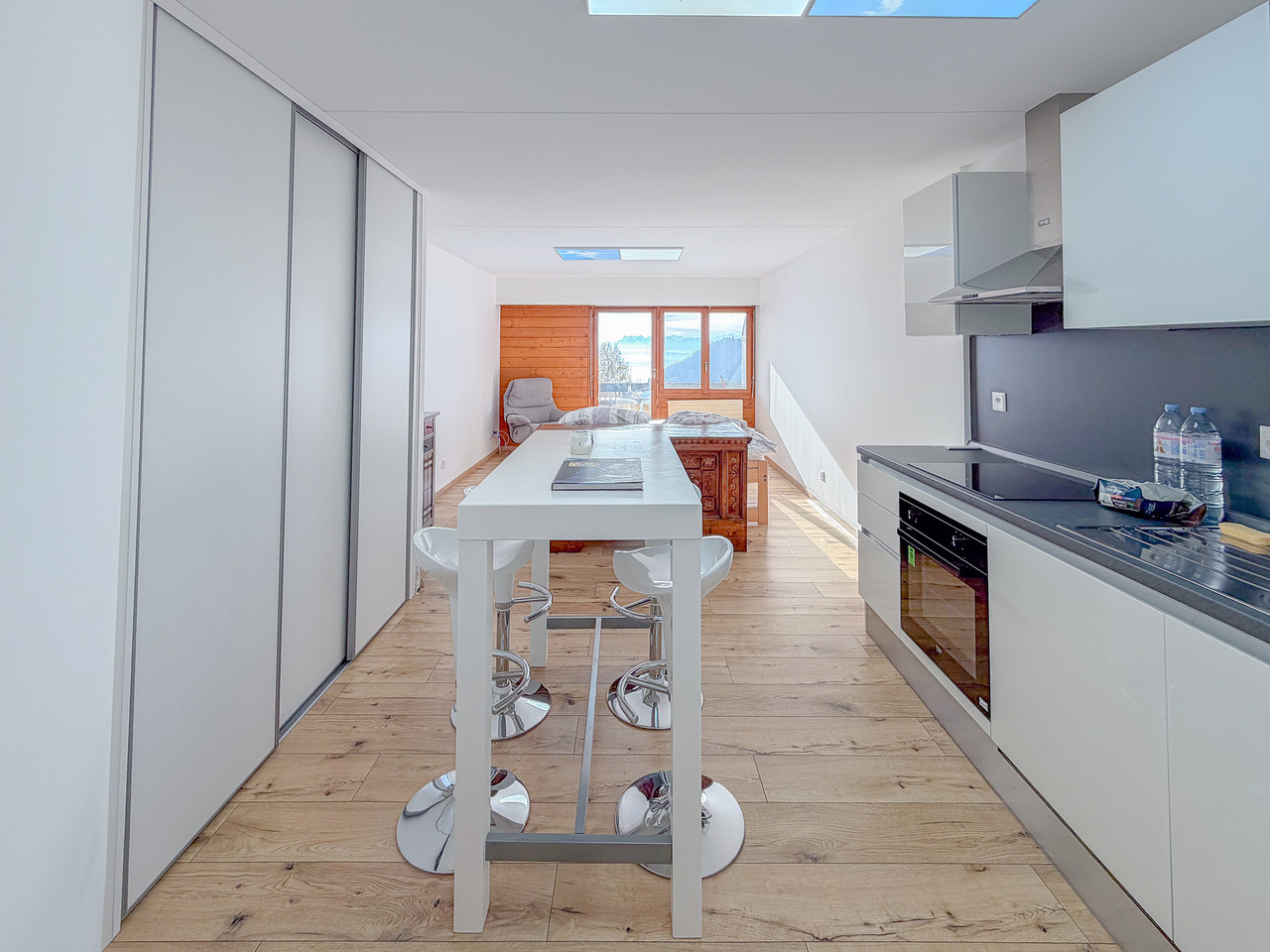 Renovated 30 m2 condominium studio with balcony South facing