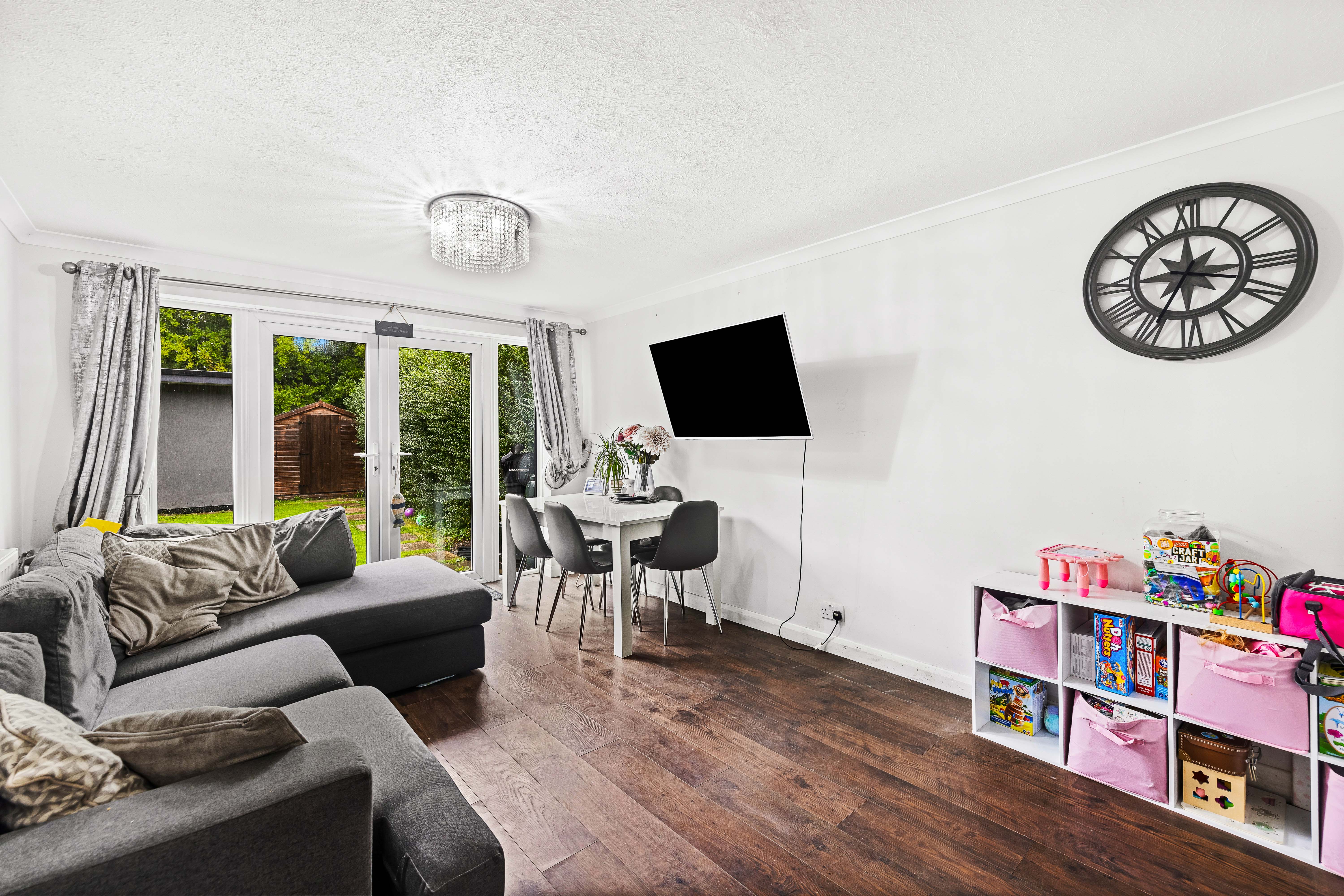 Vicarage Lane,Horley,RH6 8AS - £325000