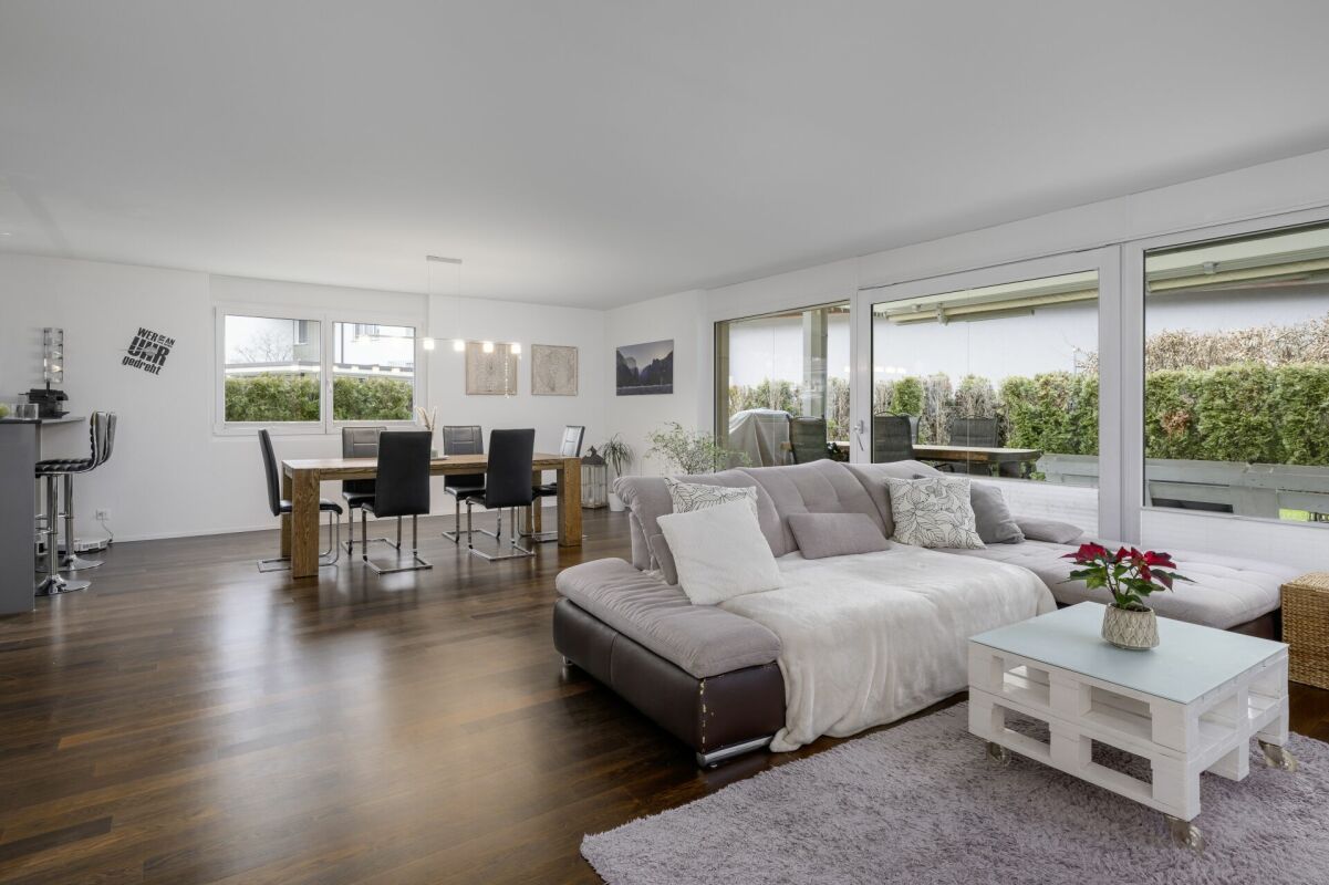 Spacious garden apartment - stylish and modern