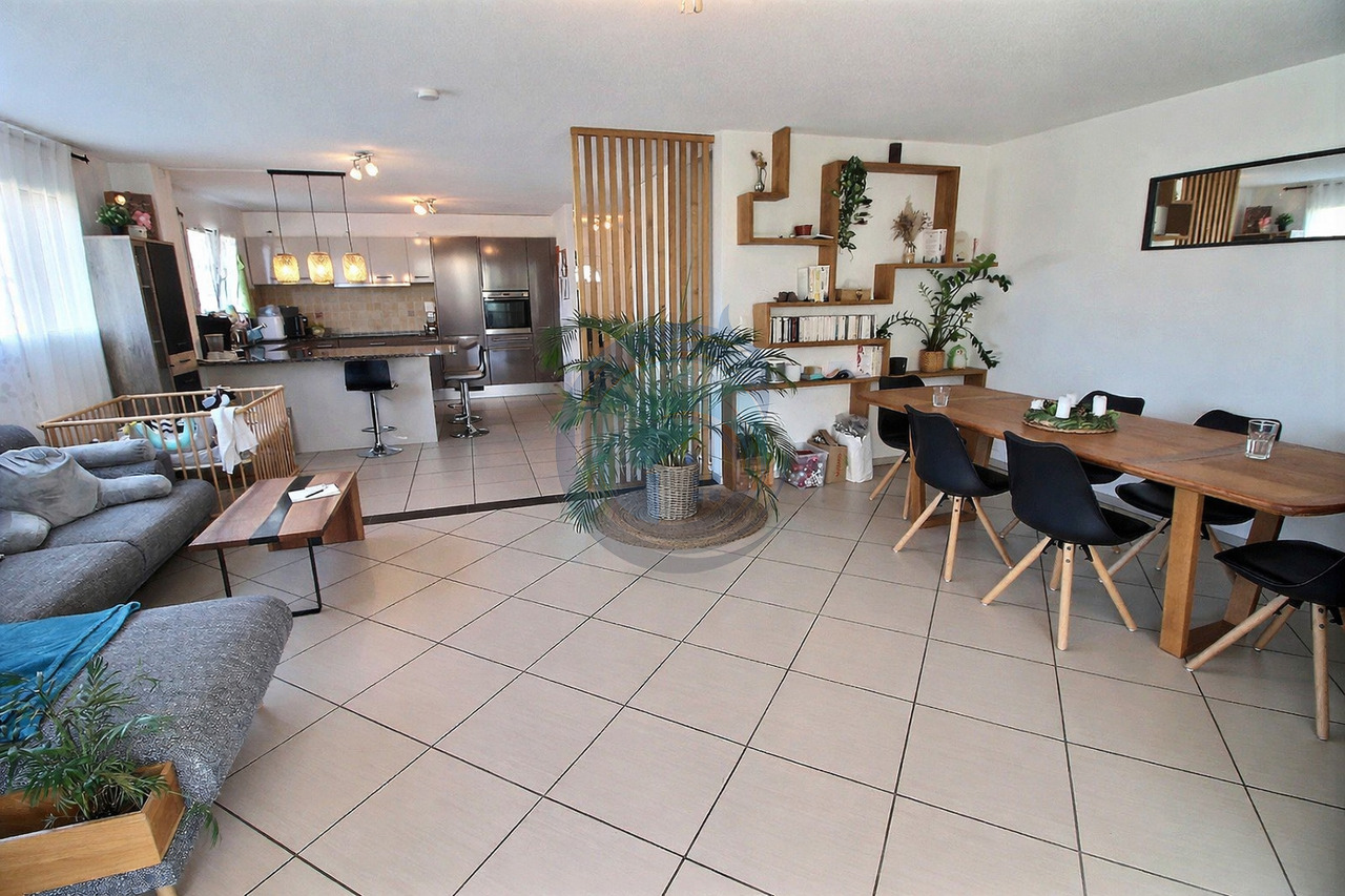 BEAUTIFUL 4.5 ROOM CORNER DUPLEX WITH TERRACE AND PRIVATE GARDEN