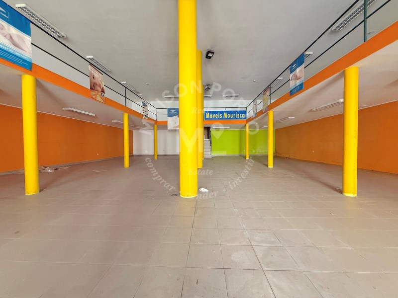 Vacant building with Approved Project near D. Luís Bridge in Vila Nova de Gaia