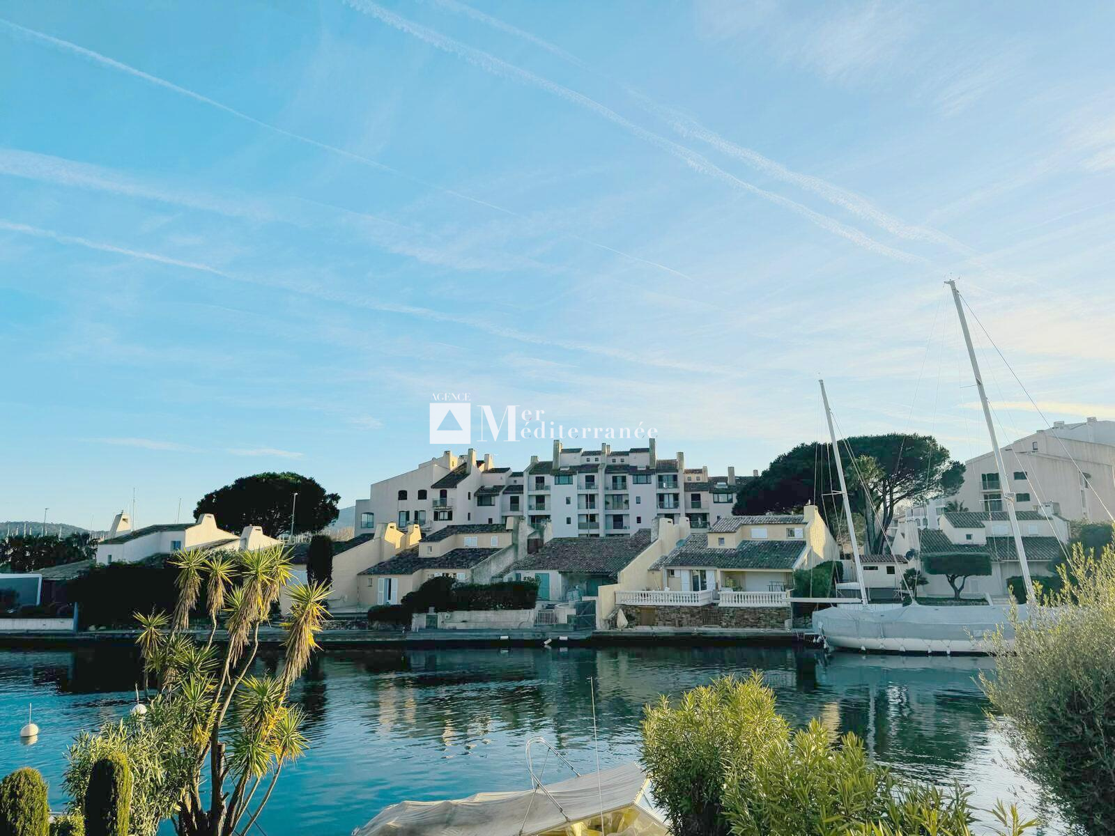 OFFERED ONLY BY OUR AGENCY - FOR SALE - SUPERB RENOVATED APARTMENT IN PORT-GRIMAUD