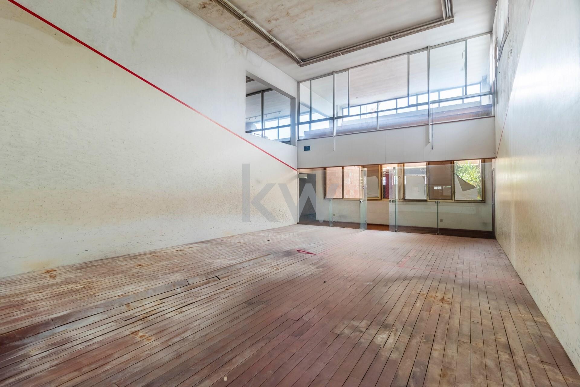 Shop/Office/Co-working/Self storage at Rotunda da Boavista. Sale below the Patrimonial Value!