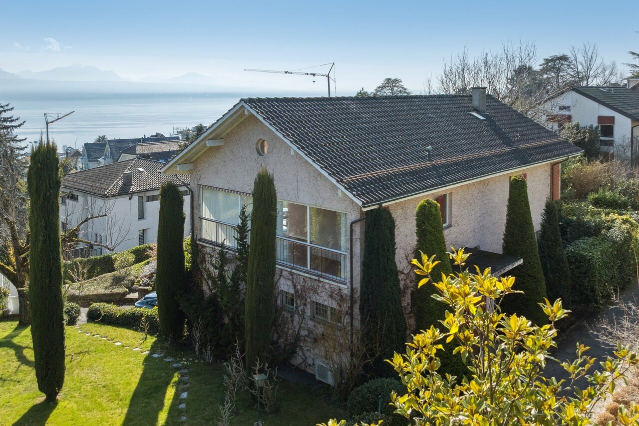 Experience calm and light: family villa in Pully