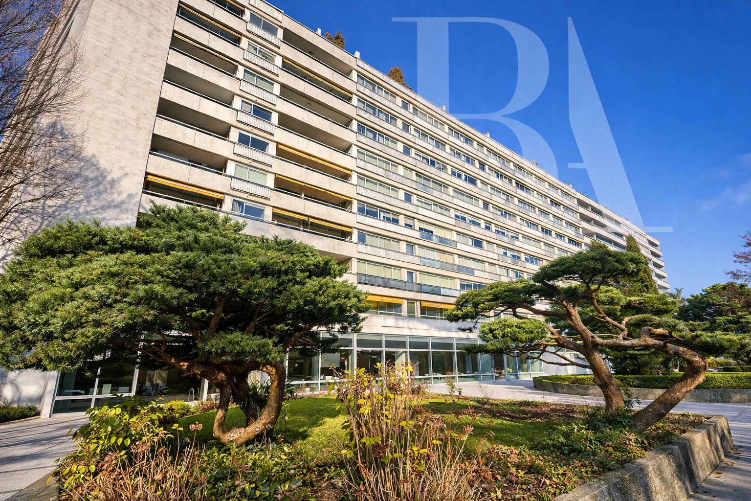 EXCEPTIONAL 4 ROOM BRIGHT & VIEWS – 2 outdoor swimming pools.