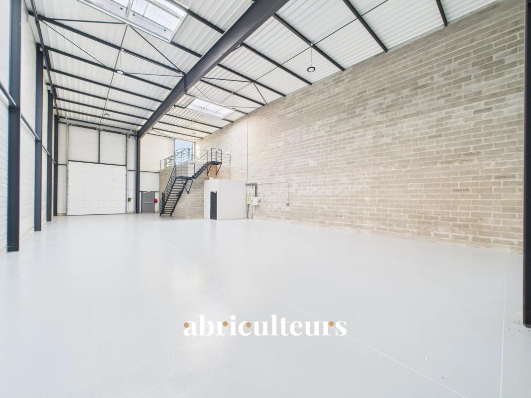 New business premises of 300 m² – 1 hour from Paris, in the heart of a strategic area