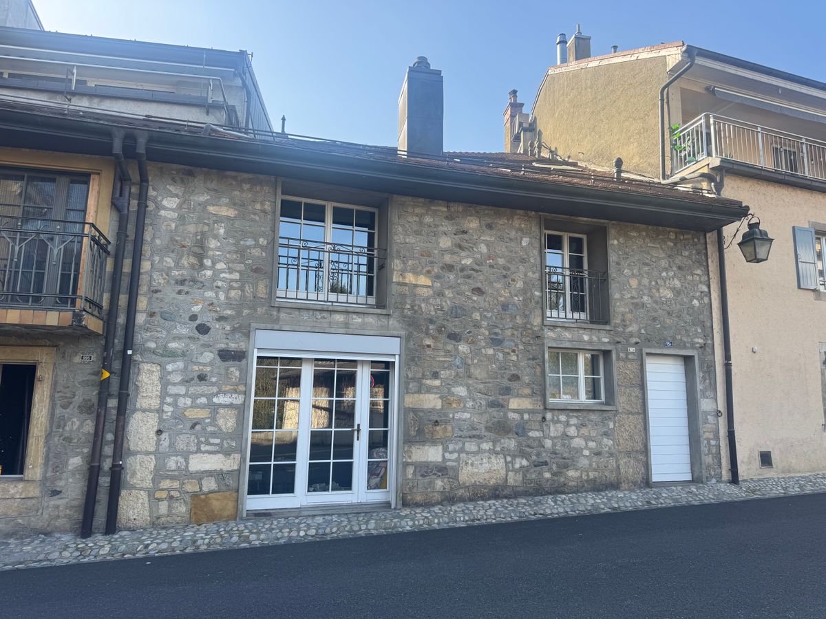 Charming village house with 2 apartments in the heart of the village of Cossonay