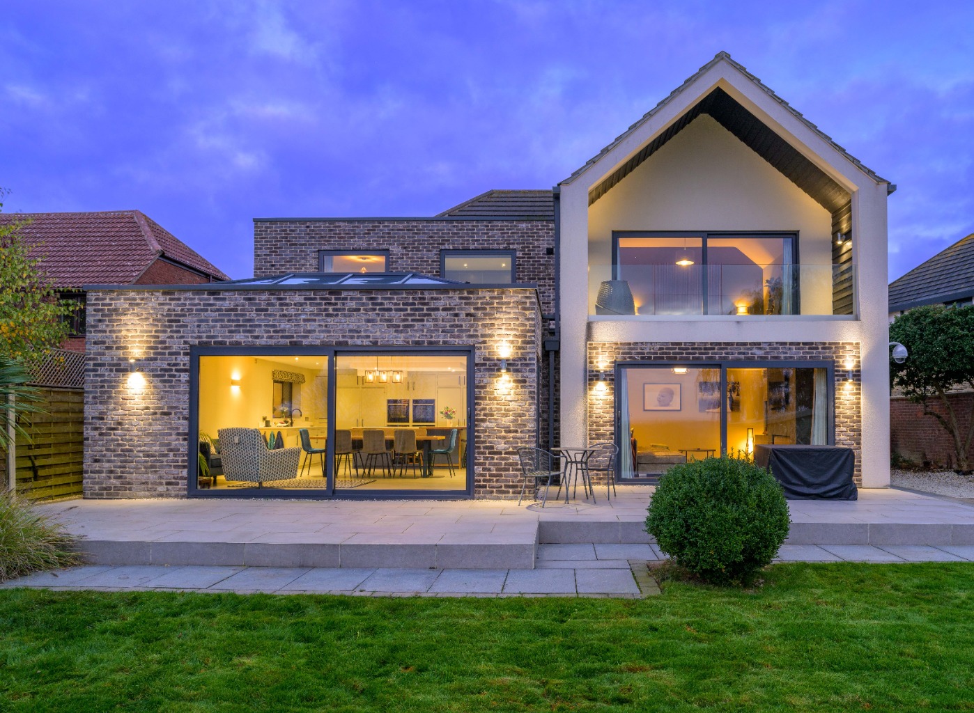 A truly spectacular, modern-designed home totalling 4,000 sq. ft., located in a sought-after elevated position, offers far-re