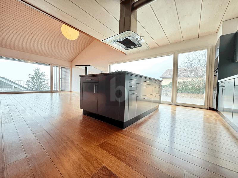 SPACIOUS VILLA IN A QUIET AREA WITH LAKE VIEW