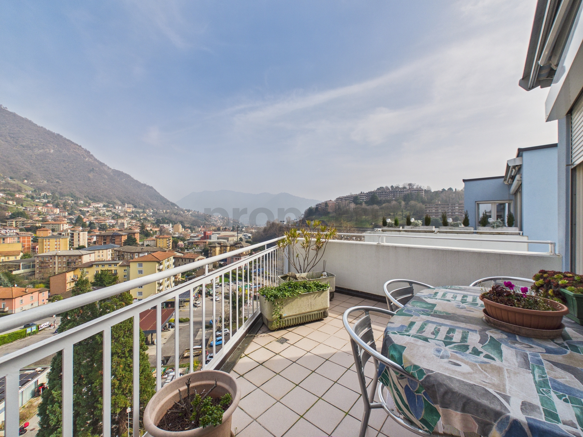 Spazioso 4.5 locali attico con terrazza e vista panoramica a Vacallo