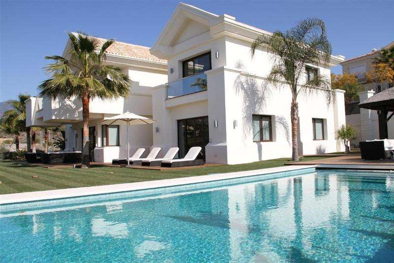 AWARD WINNING LUXURY REAL ESTATE AGENCY, 5 BEDROOM, FIRST LINE GOLF, VILLA IN LA ALQUERIA