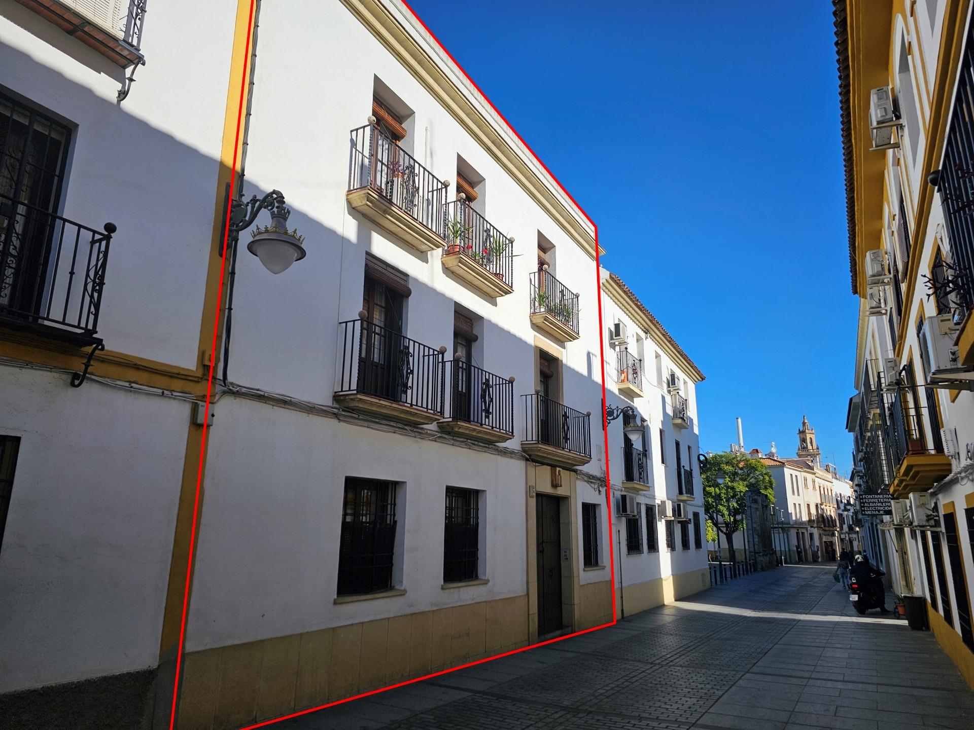 Building for sale in good condition in the neighborhood of San Andrés. Three floors plus deck and patio
