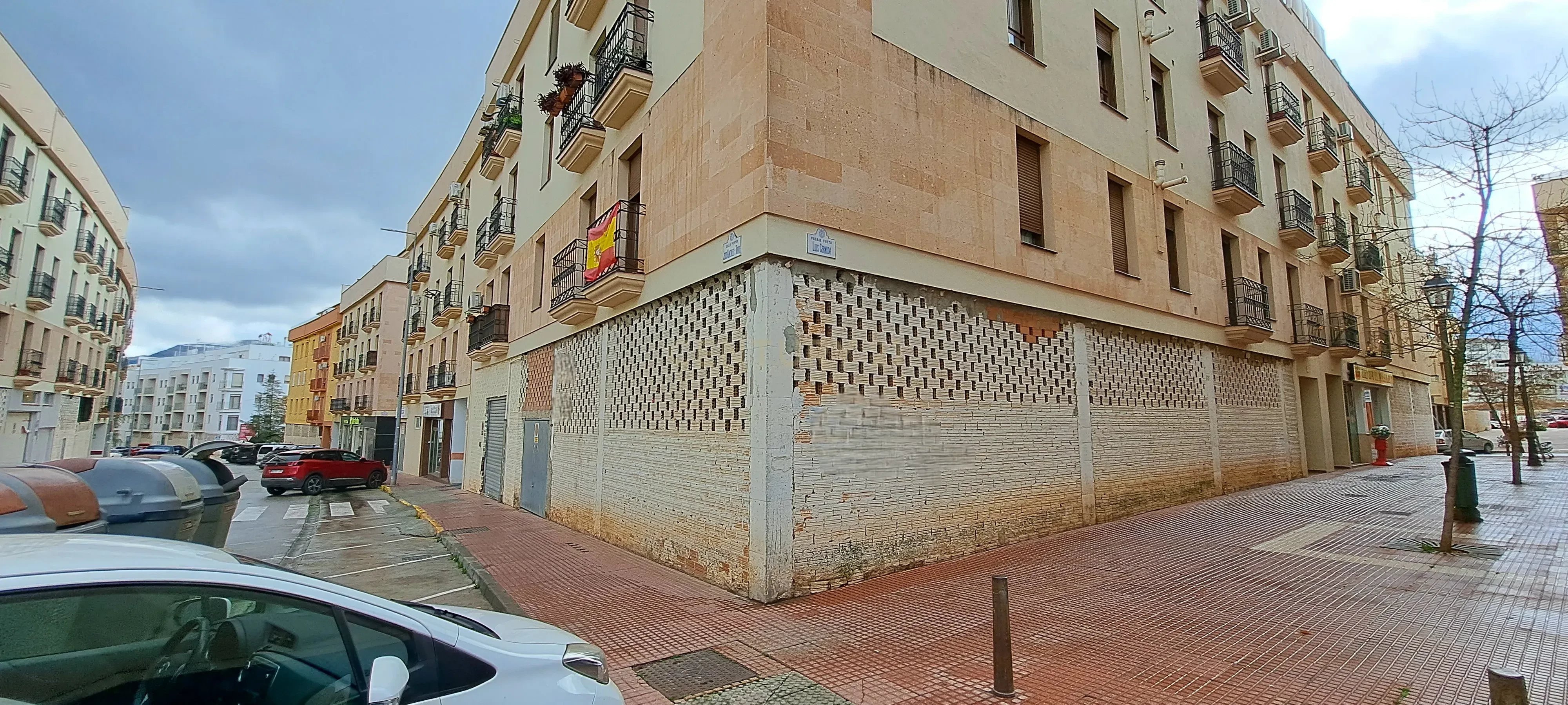 Large corner commercial premises of 191 m², triple access and strategic location next to the Ronda Courts