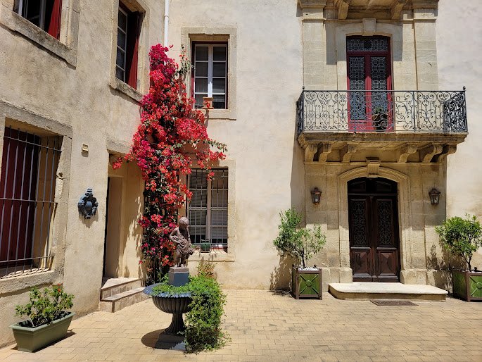 Rare 18th-century investment in central Béziers — 552 m², 10 fully renovated apartments