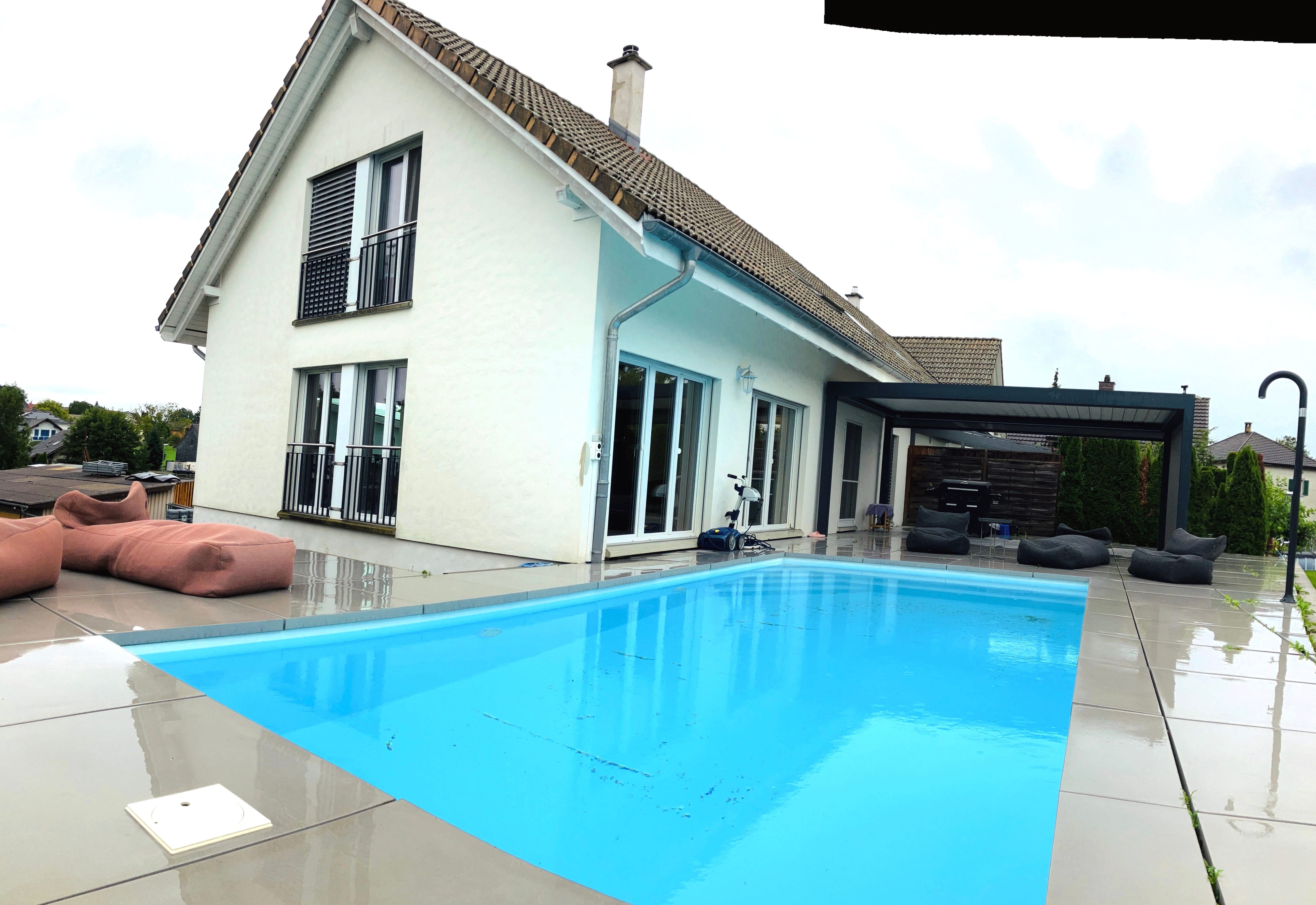 5.5-room corner house with pool - modern living in Neuwilen