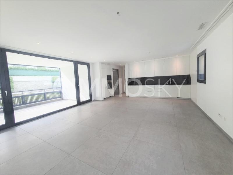 Modern income building, fine finishes, modernity and elegance