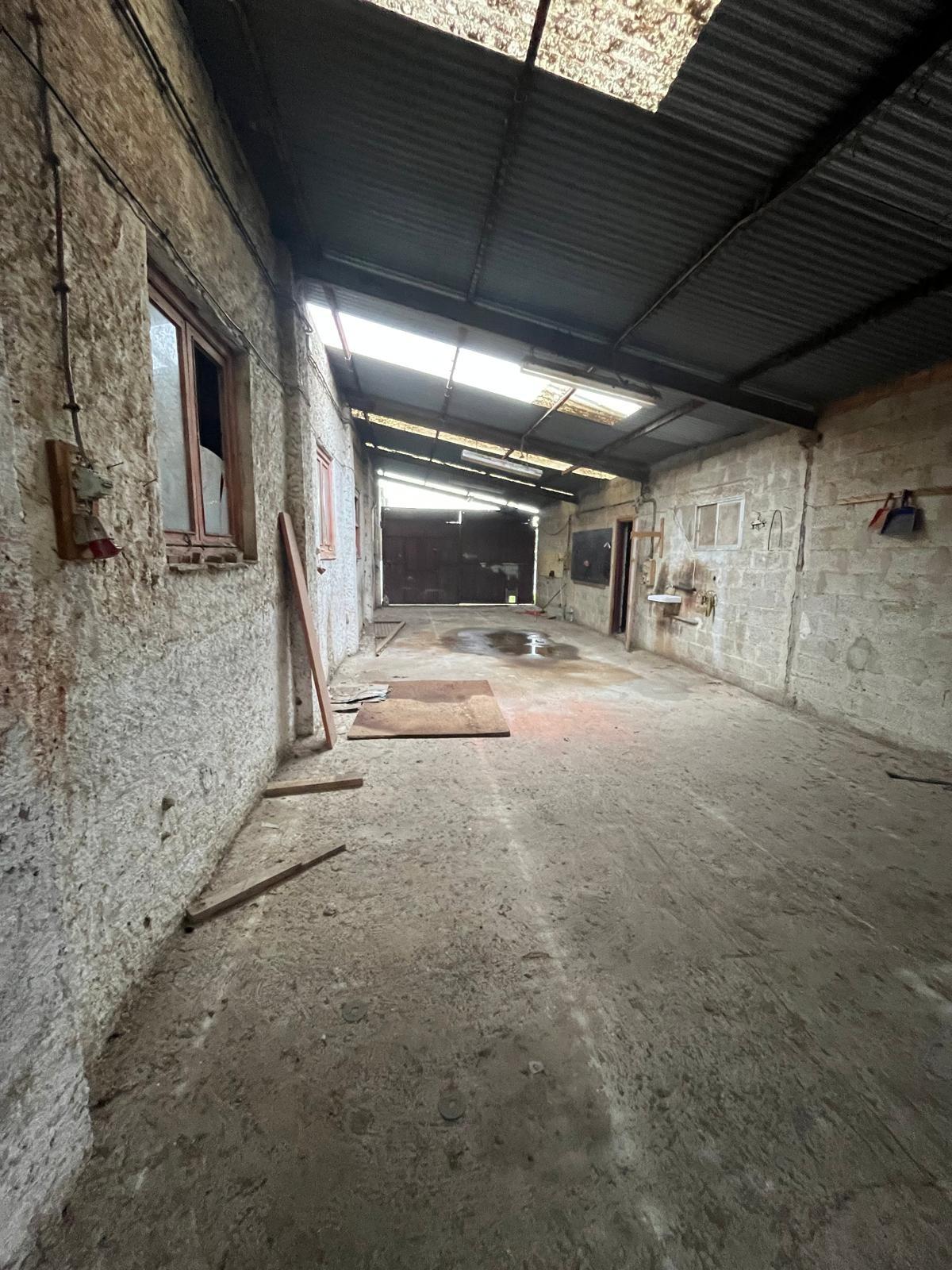 400m2 WAREHOUSE ON A PLOT OF 2.000m2 - MORTGAGEABLE