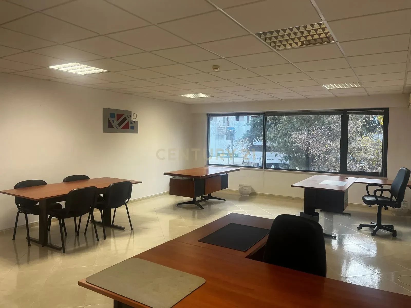 Office in downtown Albufeira, with parking space.