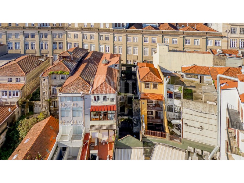 Building for rehabilitation, with approved project, in Porto.