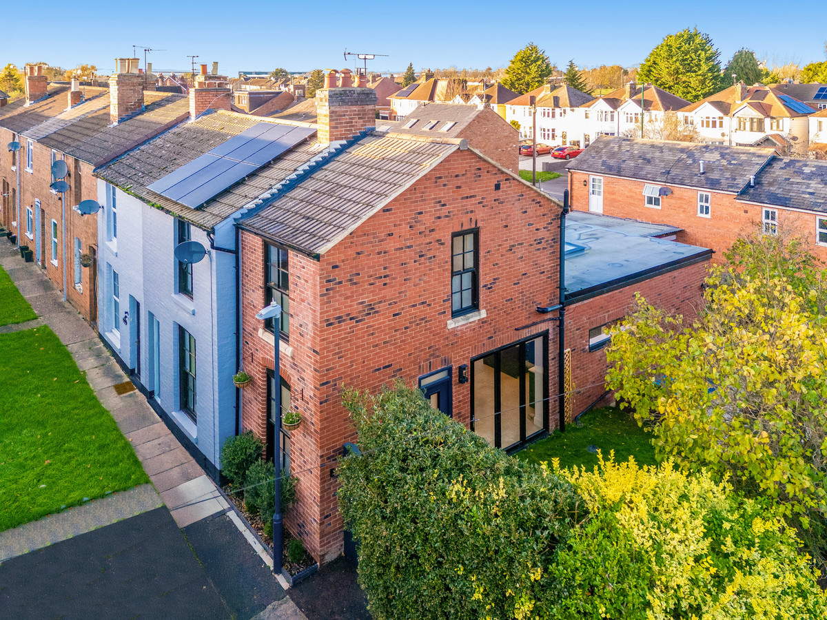 End of Terrace House: for sale in Leamington Spa
