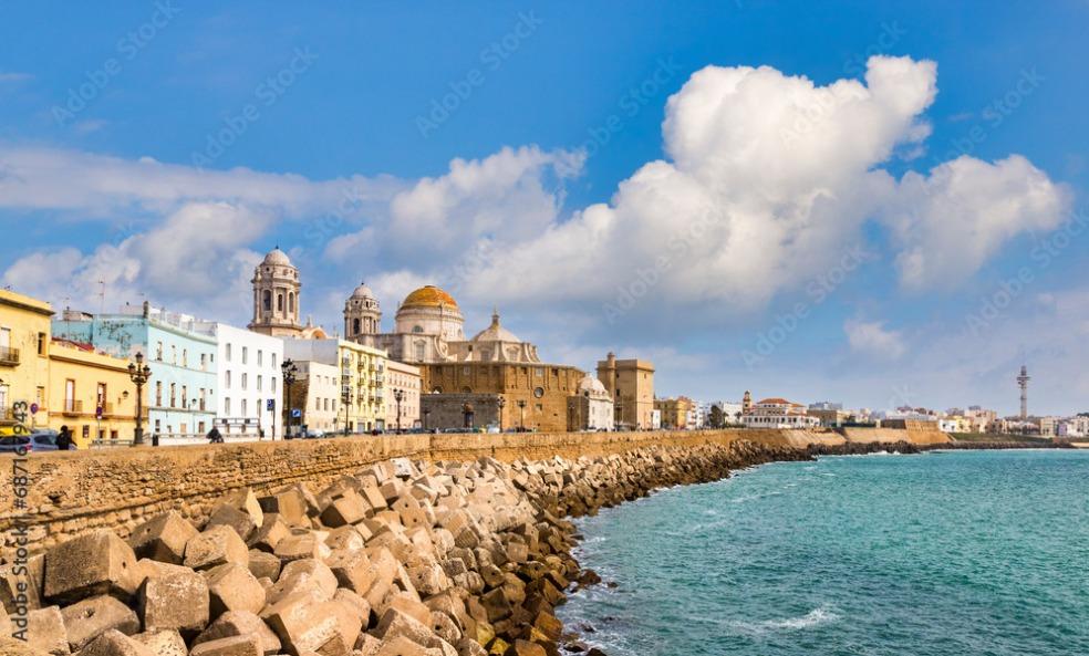 FANTASTIC BUILDING IN THE HEART OF CADIZ