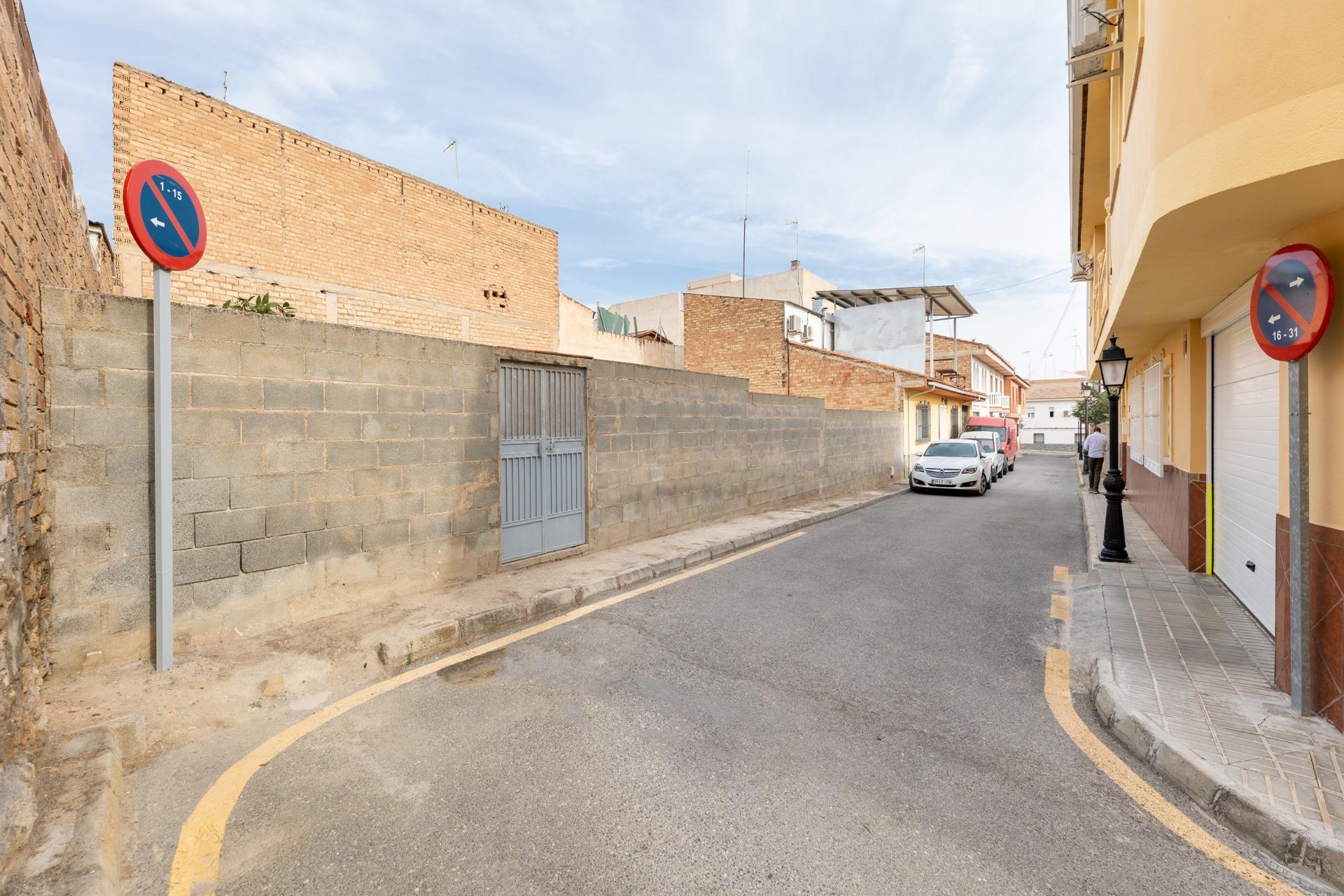 Fully fenced plot of 234 m2 in quiet area — Good location!