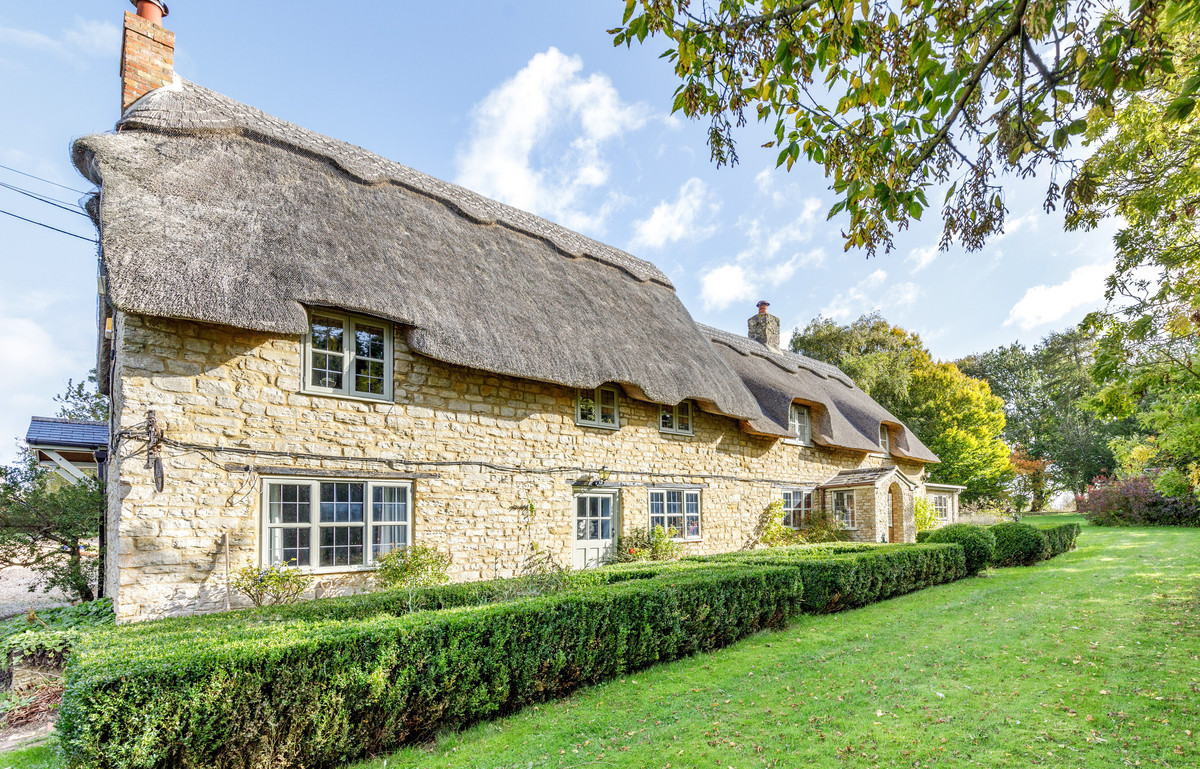 Detached House: for sale in Leckhampstead Buckingham