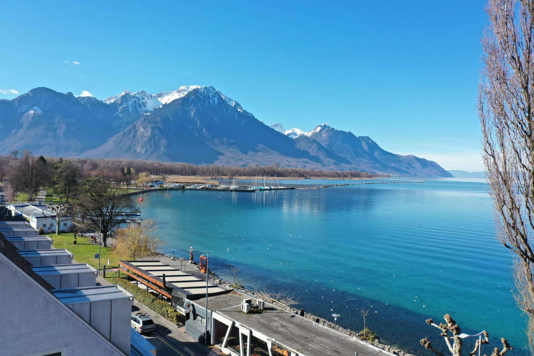 Exclusive 4.5-room penthouse with large terrace and breathtaking views of the lake