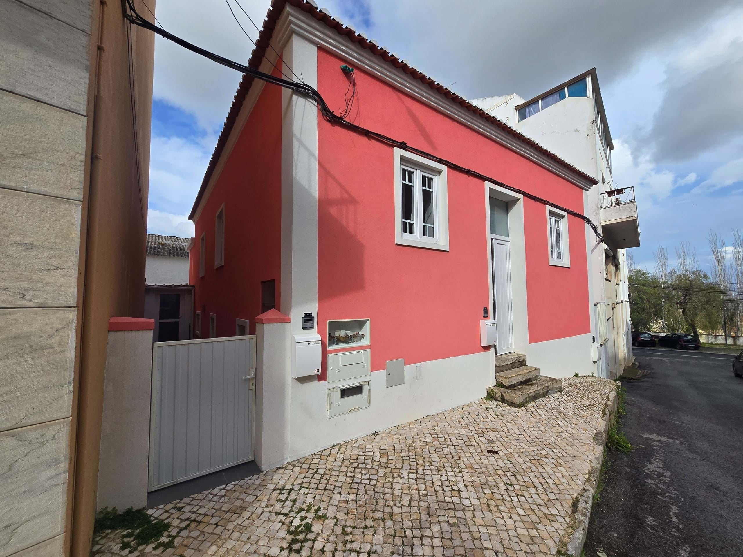 Excellent investment OPPORTUNITY – Refurbished building in Santa Iria da Azóia