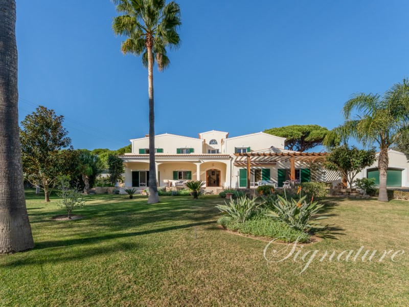 Opportunity : 4 bedroom single-storey villa on a plot of 4890, in Valverde, near Quinta do Lago in a quiet area and magical gard…