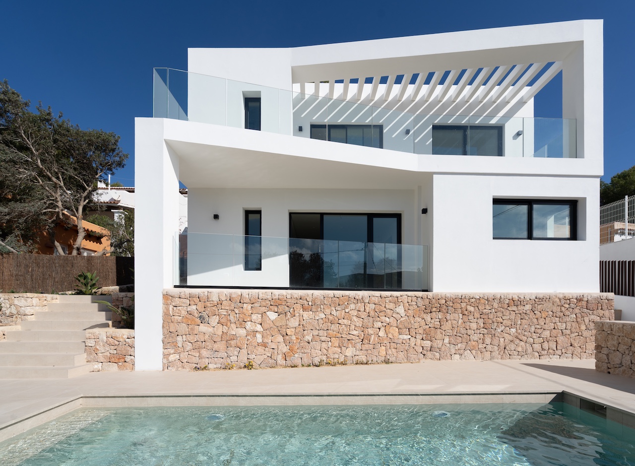 NEWLY REFURBISHED MODERN VILLA IN CAP MARTINET