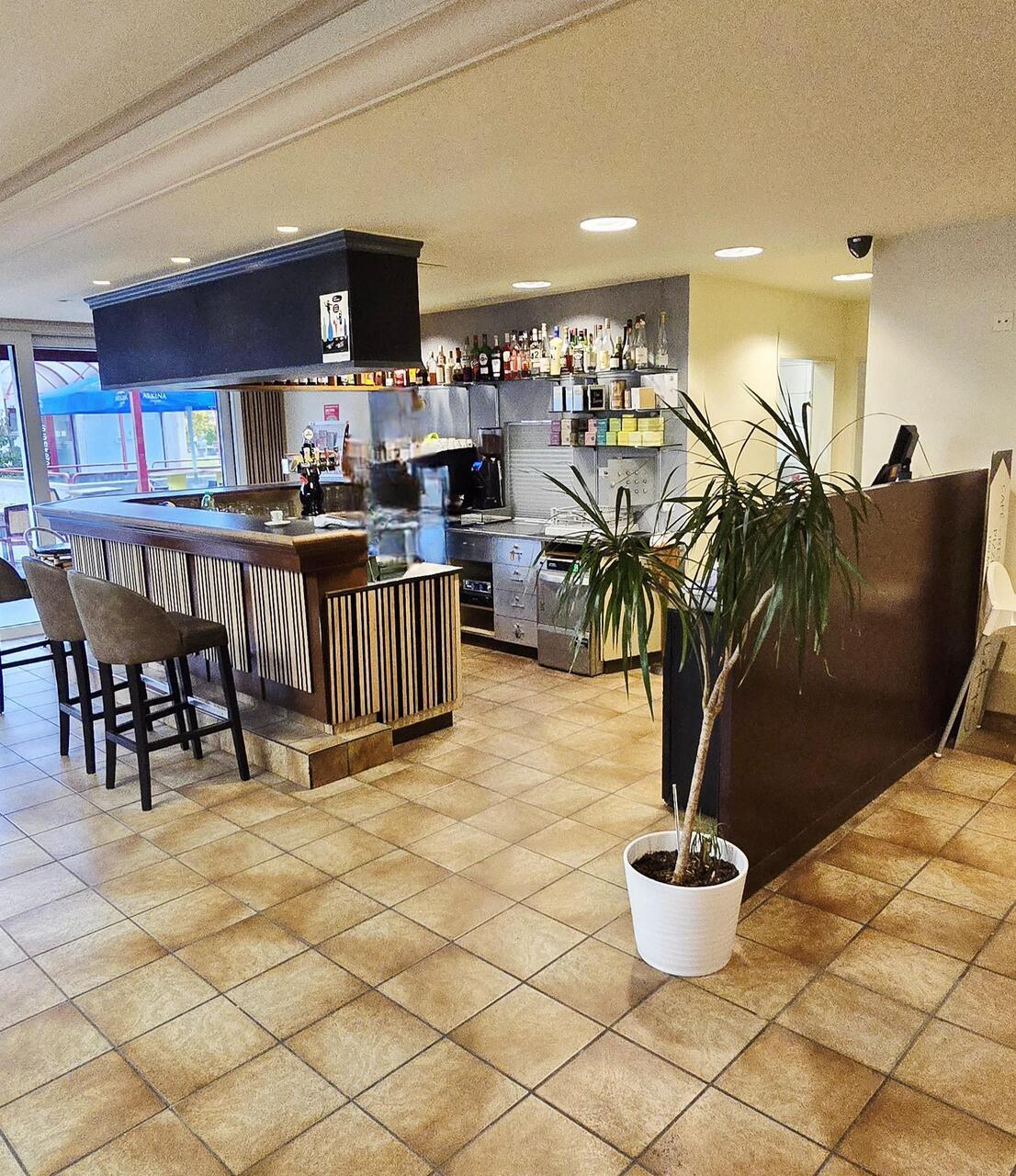 Restaurant with great potential, to take over or combine.