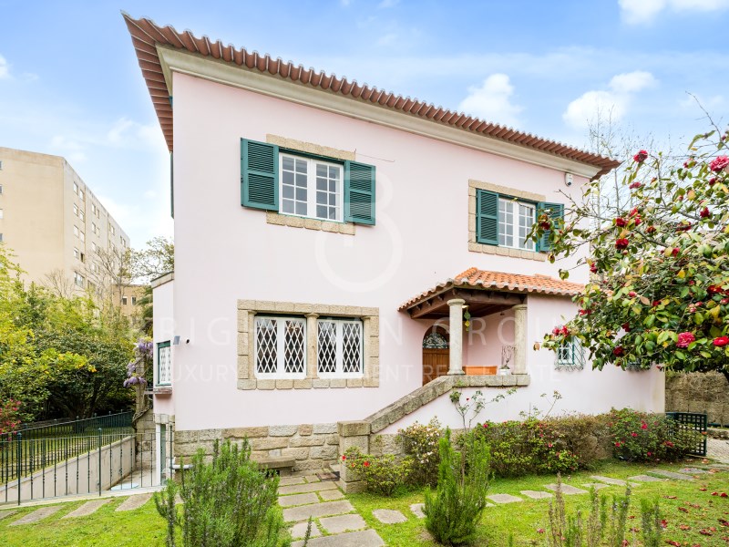 Timeless Elegance in the Heart of Hollywood