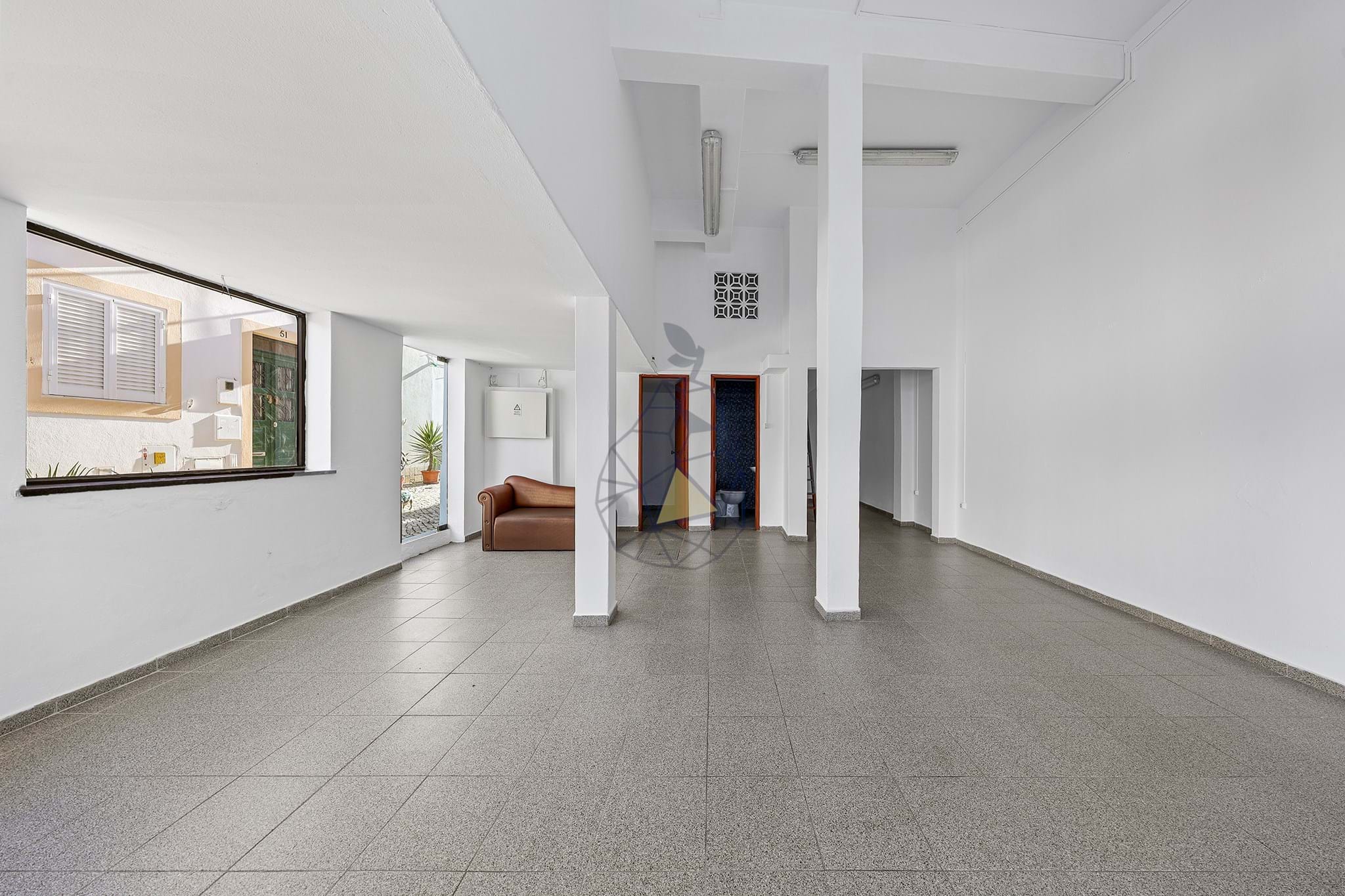 Commercial store with two entrances in the historic center of Alvor