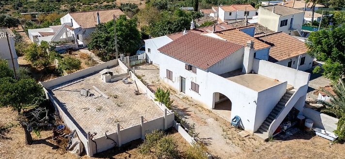 Estate in Pera – Silves | High-Potential Development Project Century 21 presents a unique opportunity in Vales, Pera, in the mun…