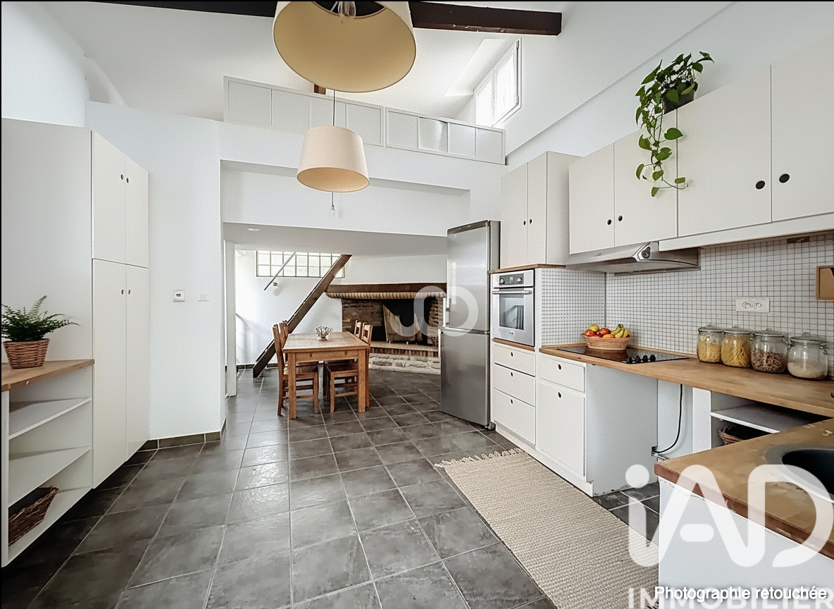 Building for sale in Montreuil, France