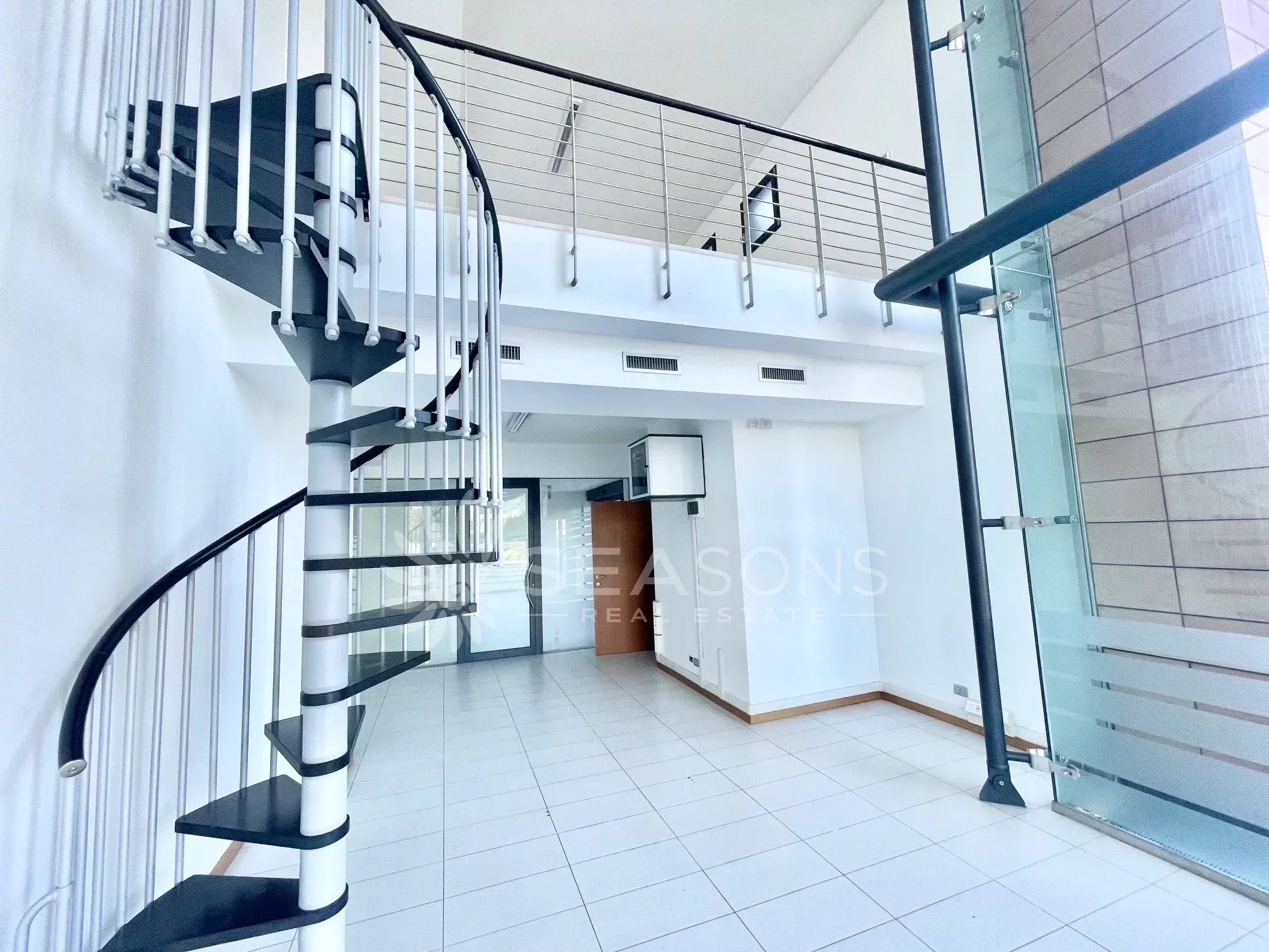 Modern Shop in Jesolo - Bright and Functional Space