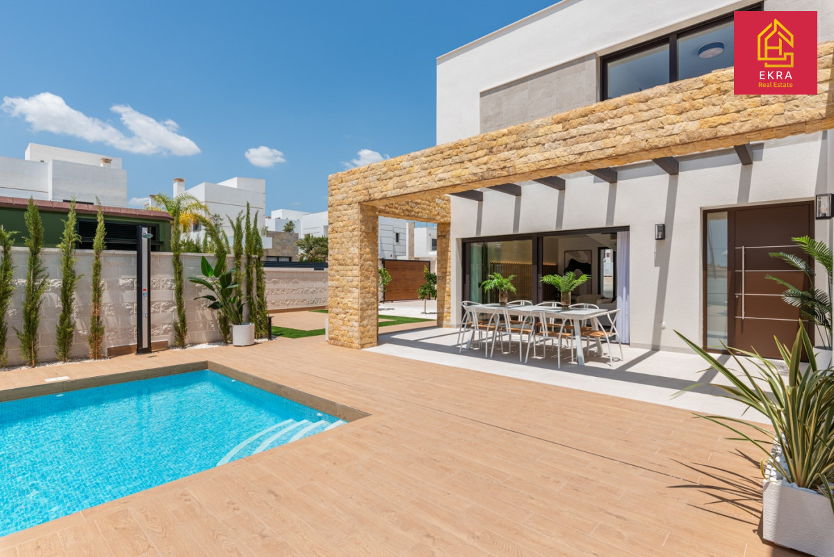 Villa with pool for sale in Quesada, Spain