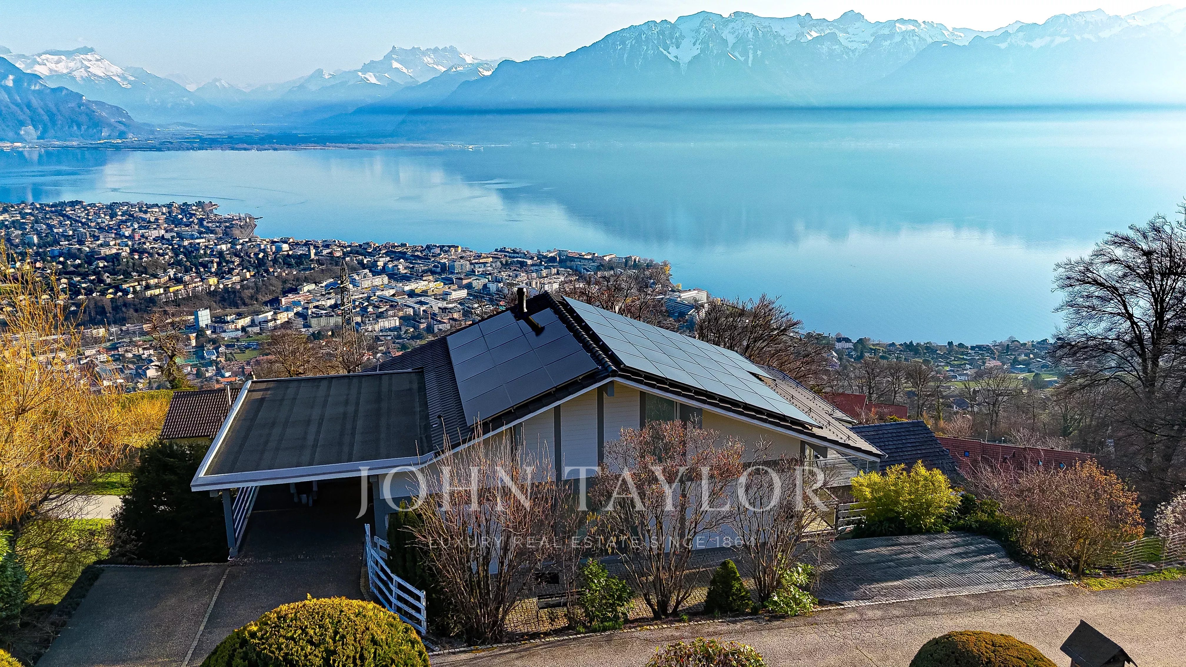 EXCLUSIVE: Contemporary villa with panoramic view of the lake and the Alps