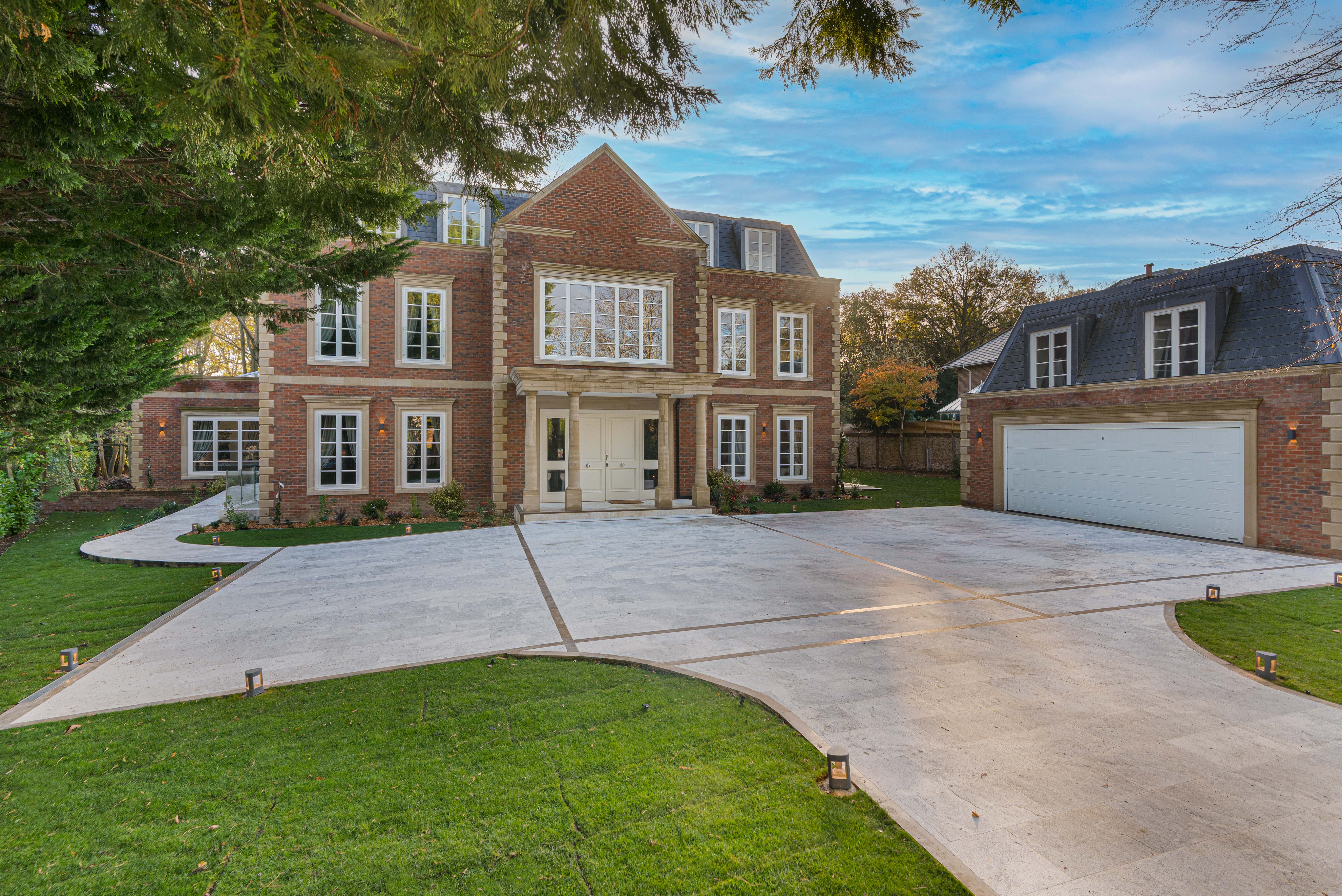 A Grand New-Build Home with Far-Reaching Views on the Coombe Estate