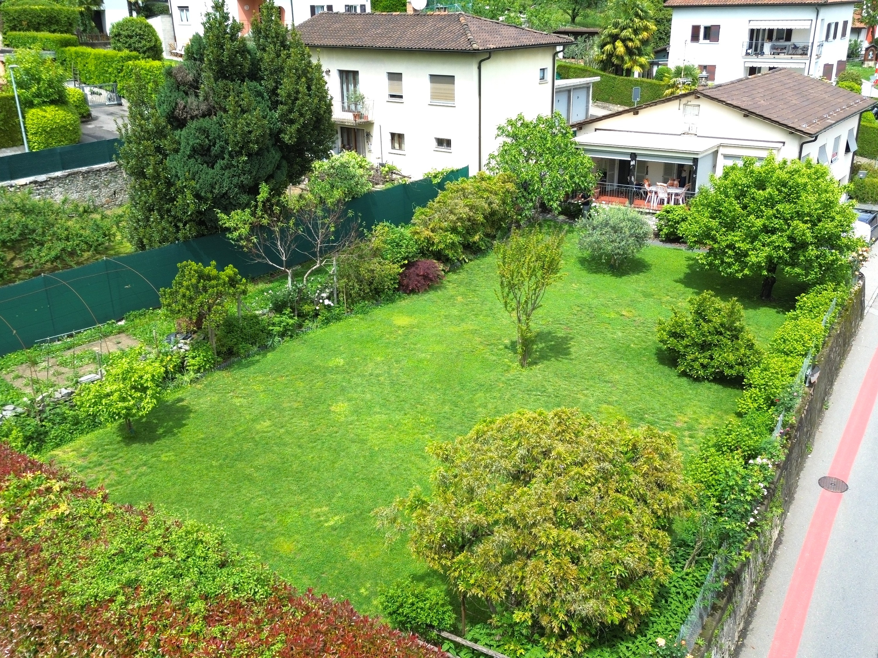 Spaziosa casa da 5.5 locali con giardino edificabile (R2) e 4 garage a Bedano TI