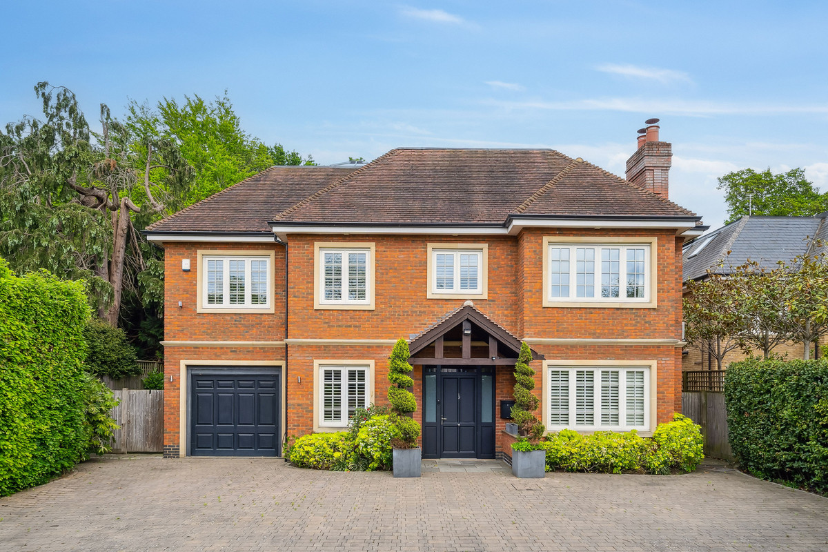 Under Offer: Detached House for sale in Cobham