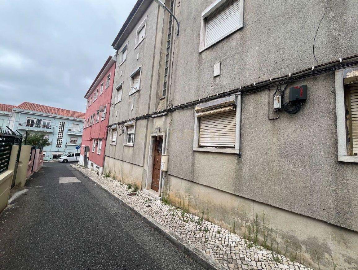 Building in Venda Nova, Amadora, Next to Portas de Benfica