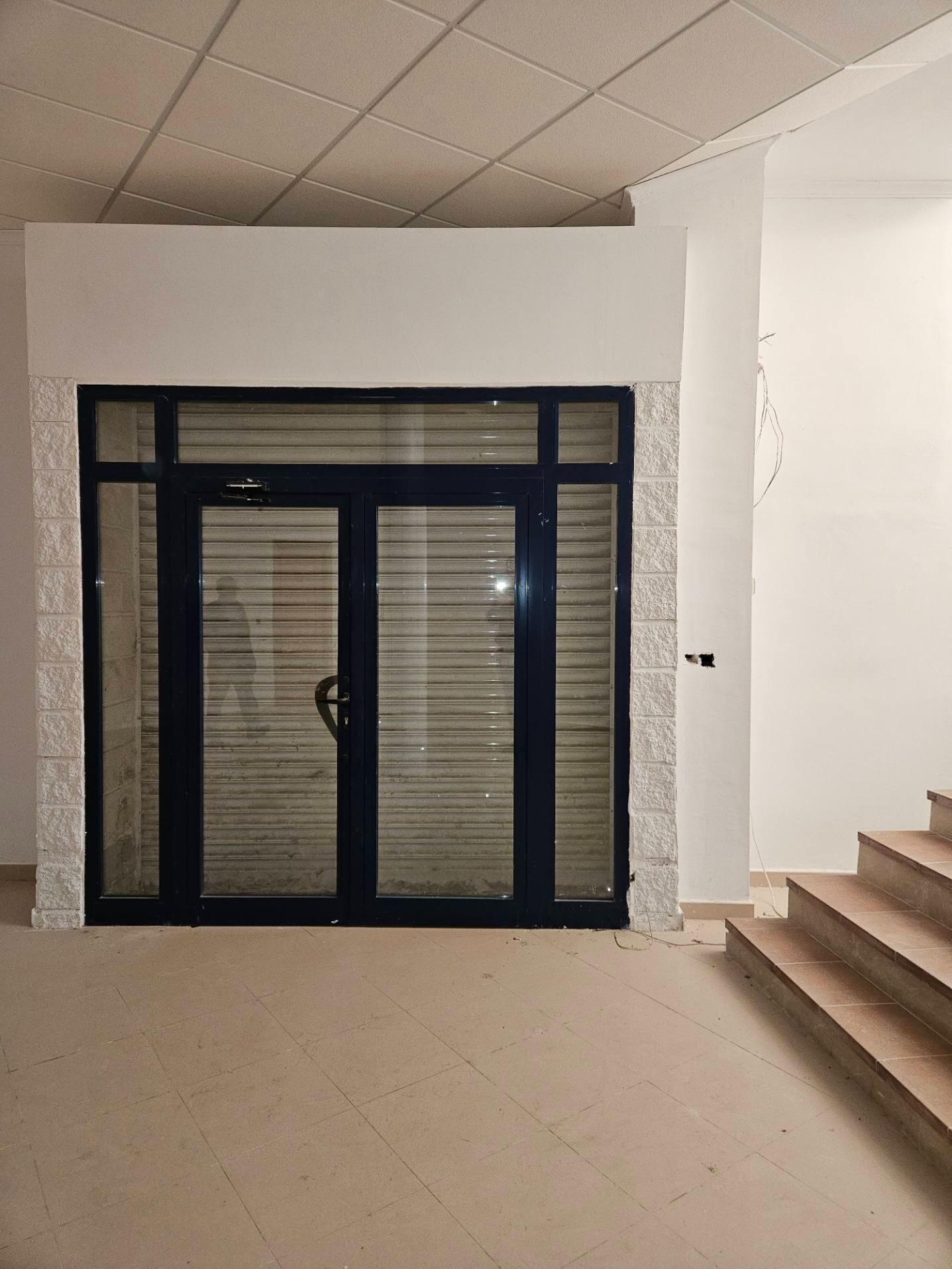 Large warehouse with plenty of interior space / Better to visit and check everything