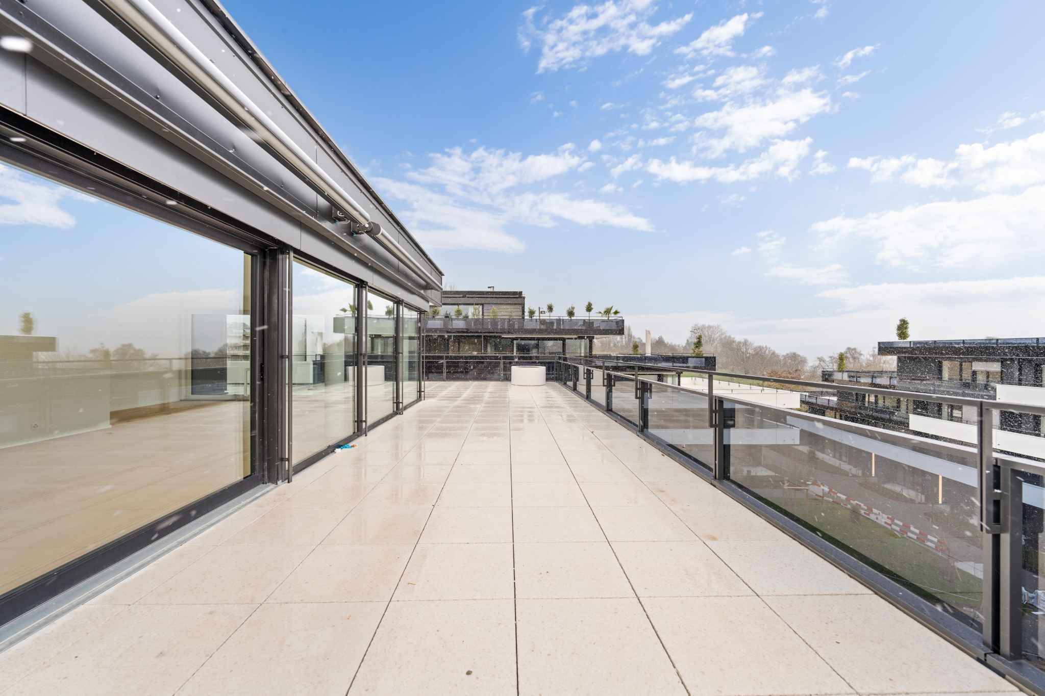 Superb new 4.5-room penthouse apartment with large terrace in Rolle
