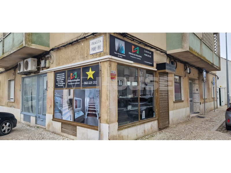 Shop 49 m2, in the centre of Alcochete