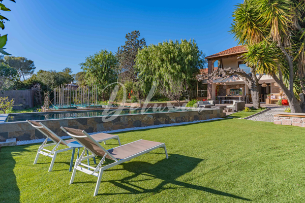 Renovated house with salt water swimming pool and large garden in Boulouris, Saint-Raphaël.